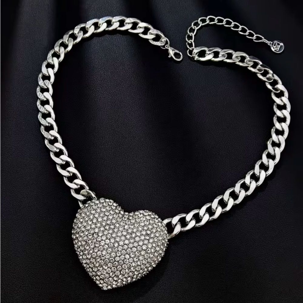 🩶 NEW Sparkling Silver Heart Necklace With stunning Crystal Embellishments 🩶 - Picture 5 of 6